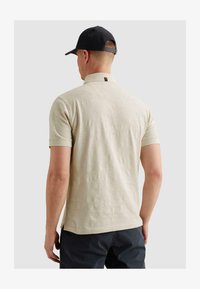 Seleccionado, bone white