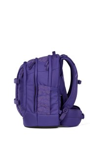 Mochila morada con correas acolchadas, múltiples compartimentos y un patrón texturizado en el bolsillo delantero. Fabricada con tejido duradero.