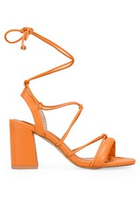 Sandalia de tacón alto de cuero naranja con tacón cuadrado, con un diseño de tiras finas y una correa ajustable en el tobillo. Punta abierta con estilo minimalista.