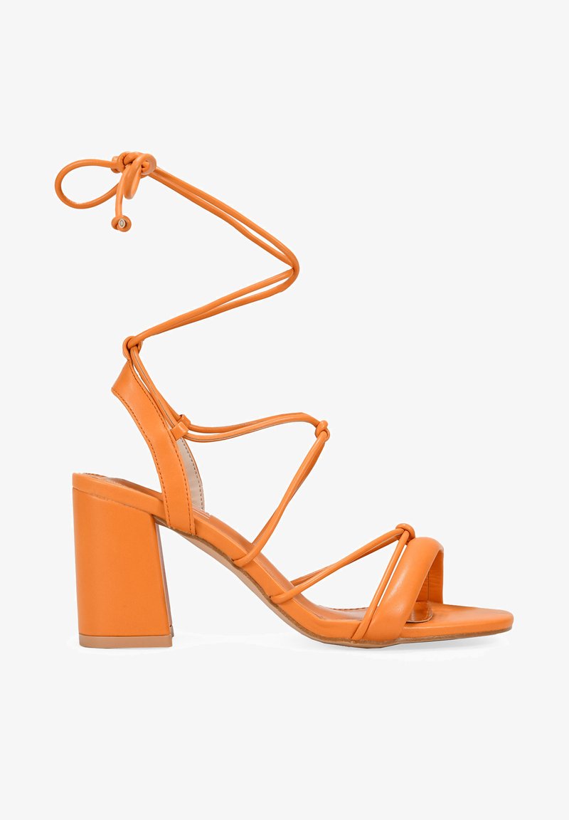 Sandalia de tacón alto de cuero naranja con tacón cuadrado, con un diseño de tiras finas y una correa ajustable en el tobillo. Punta abierta con estilo minimalista.