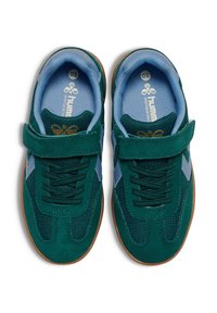 Zielone zamszowe i siateczkowe trampki z niebieskimi akcentami i brązową gumową podeszwą. Posiadają rzep i sznurowanie dla pewnego dopasowania.