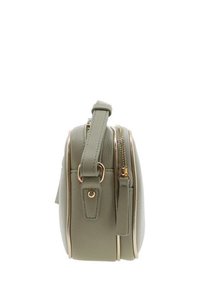 Sac à main en cuir vert de forme arrondie, avec des accents en métal doré et une fermeture éclair latérale. Il dispose d'une handles supérieure et d'une bandoulière réglable.