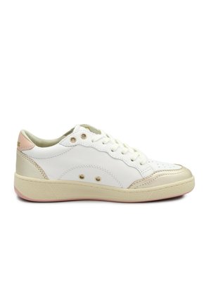 Sneaker bianco basso con suola color crema, accenti beige e rosa, chiusura con lacci e area perforata sulla punta, vista di lato.