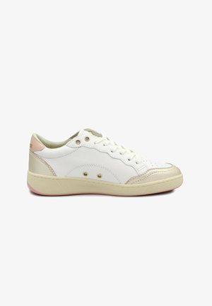 Witte lage sneaker met crèmekleurige zool, beige en roze accenten, veters aan de voorkant en geperforeerd teengebied, zijaanzicht.
