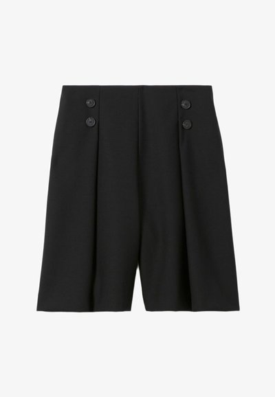 Pantalones cortos negros con un diseño a medida, que presentan pliegues y dos botones redondos negros en la parte delantera, hechos de una tela suave y estructurada.