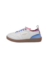 Sneaker bianco con accenti blu, rosa e marrone. Presenta una parte superiore testurizzata, lacci audaci e un'etichetta a strappo patterned sul tallone.