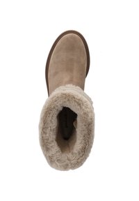 Beige mockask vinterstövlar med plyschfoder och rund tå, sedd ovanifrån på vit bakgrund.