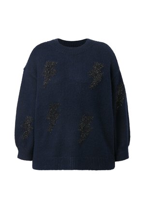 Donkerblauwe gebreide trui met losse pasvorm, ronde hals en metalen zwarte bliksemschichtapplicaties op de voorkant. Gestructureerde stof.