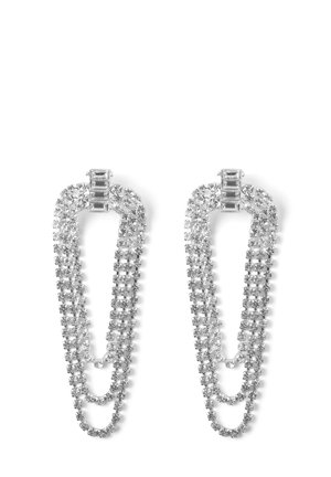 Orecchini lunghi lineari color argento con tre file di piccoli strass e tre strass rettangolari in alto.