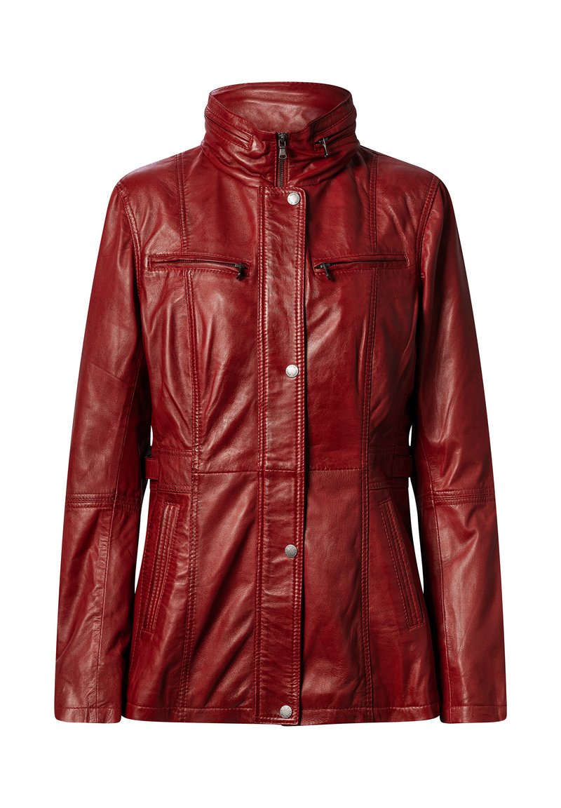 Rote Lederjacke mit hohem Kragen, Frontreißverschluss, zwei Reißverschlusstaschen auf der Brust und seitlichen Taschen; glatte Textur mit gesteppten Details.