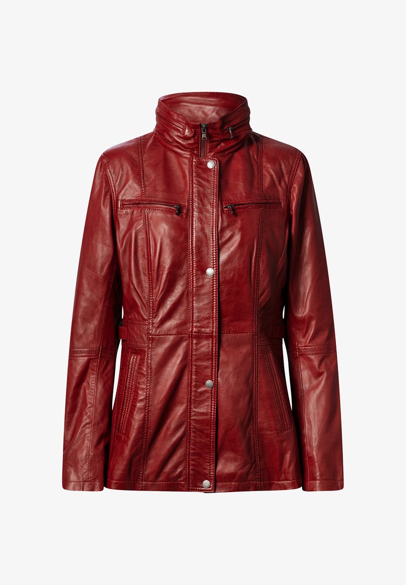 Rote Lederjacke mit hohem Kragen, Frontreißverschluss, zwei Reißverschlusstaschen auf der Brust und seitlichen Taschen; glatte Textur mit gesteppten Details.