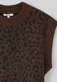 Pull marron avec un col côtelé et un imprimé léopard texturé. Manches courtes, matériau doux, et accents noirs détaillant le motif.
