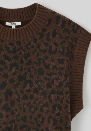 Pull marron avec un col côtelé et un imprimé léopard texturé. Manches courtes, matériau doux, et accents noirs détaillant le motif.