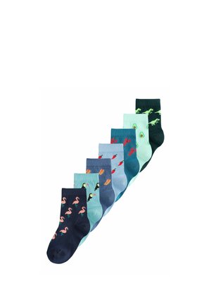 Hét pár színes zokni átlósan elrendezve, mindegyiken különböző minták, többek között flamingók, tukánok, hot dogok, chili paprikák, homárok, avokádók és dinoszauruszok.