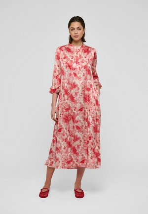 Florales Midikleid in Rosa- und Rottönen mit Kragen, Knopfverschluss und Rüschensäumen. Weicher Stoff mit lebendigen Blumenmustern.