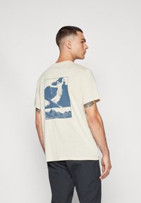 Peak Performance EXPLORE GRAPHIC TEE - Majica kratkih rukava s printom - sand fog