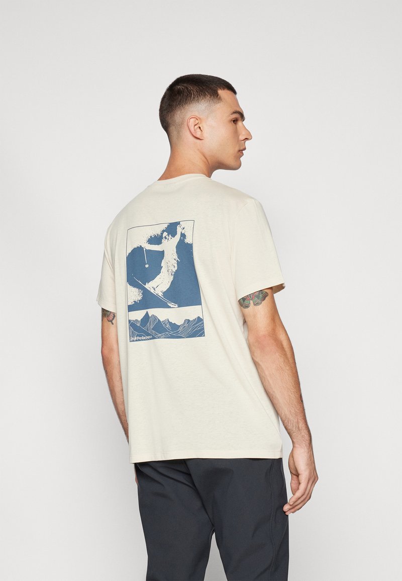 Peak Performance EXPLORE GRAPHIC TEE - Majica kratkih rukava s printom - sand fog