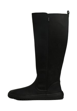 Stivale alto nero con suola piatta e pannello elasticizzato a coste sul retro per una vestibilità flessibile, progettato per comfort e stile.