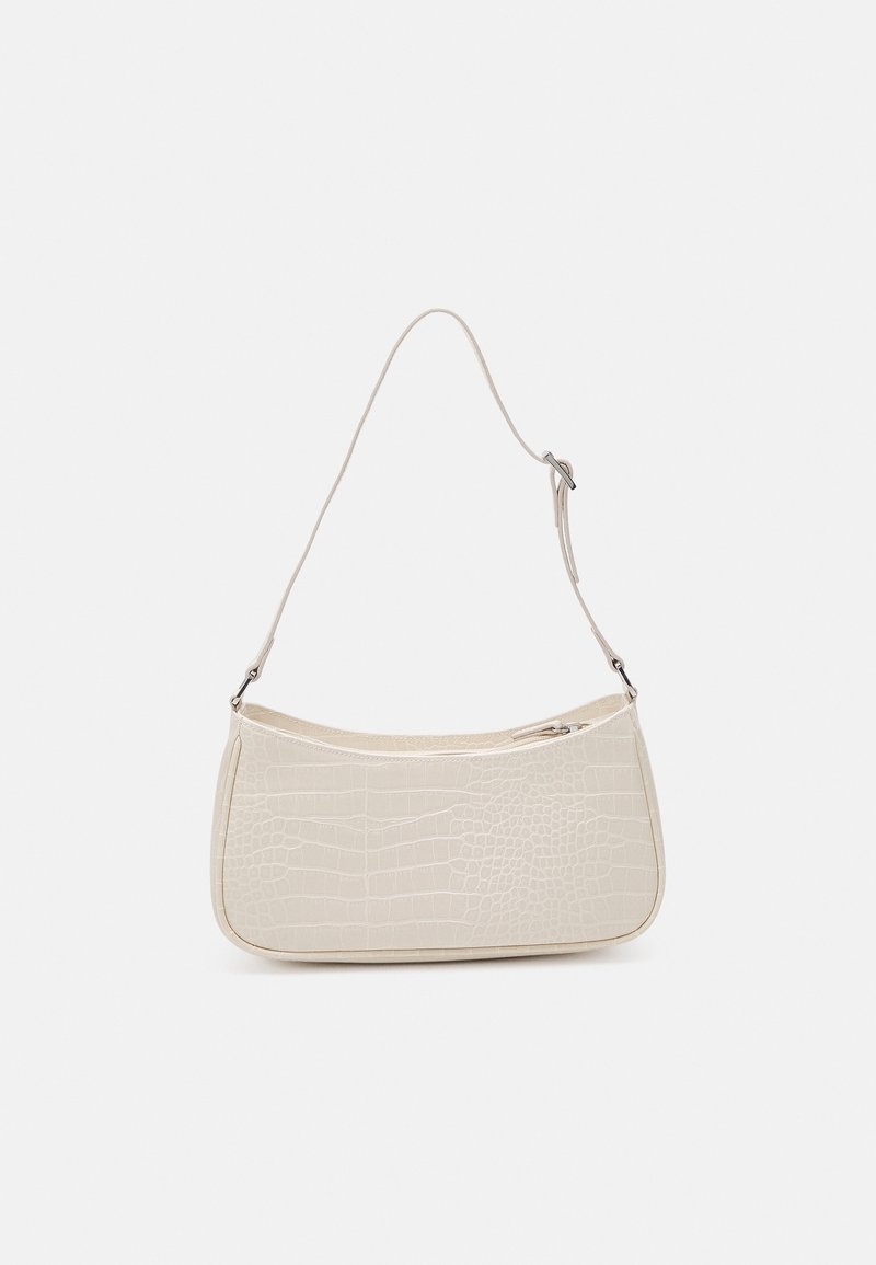 Sac beige gaufré crocodile avec une texture lisse, quincaillerie argentée et une seule bandoulière, comportant une fermeture éclair.