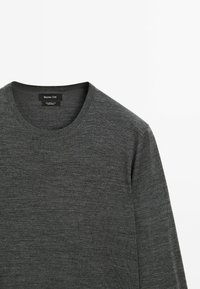 Gray long-sleeve sweater made of a soft knit material, featuring a round neckline and a label tag with "Massimo Dutti" on it.