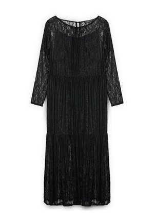Czarna koronkowa sukienka z długimi rękawami, okrągłym dekoltem i warstwową spódnicą. Materiał ma kwiatowy wzór z koronki oraz delikatną teksturę.
