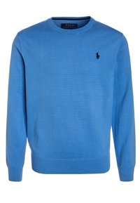 Blå stickad tröja med rund halsringning, långärmade ärmar, ribbade muddar och nederkant. Har en liten svart logotyp på vänster bröst. Tillverkad av bomullsblandat tyg.