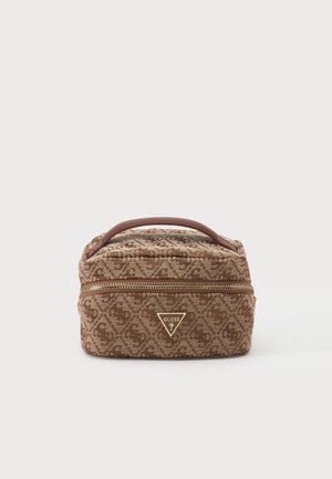 Neceser de tela marrón con estampado, con cremallera y asa, con el logo de Guess en el centro delantero.