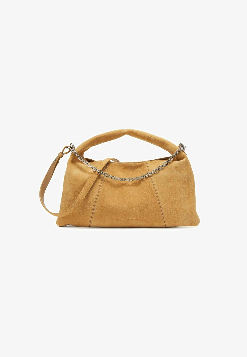 Suède handtas in mosterdgeel met een afgeronde handgreep, verstelbare schouderriem en zilveren kettingaccent. Gestructureerd oppervlak met stikseldetails.