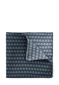 Koc bawełniany z dwustronnym wzorem; jedna strona w kolorze granatowym z zielonymi palmami, druga strona w jasnoniebieskim kolorze z mniejszymi palmami.