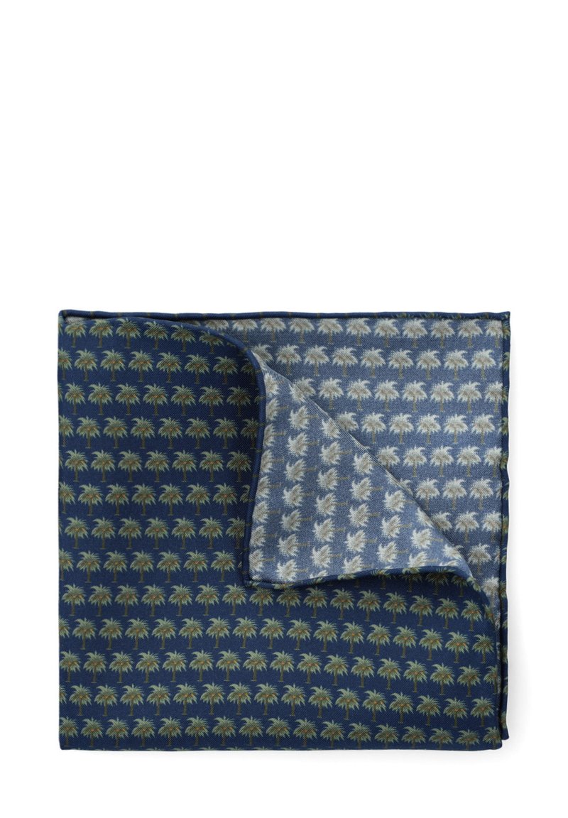 Koc bawełniany z dwustronnym wzorem; jedna strona w kolorze granatowym z zielonymi palmami, druga strona w jasnoniebieskim kolorze z mniejszymi palmami.