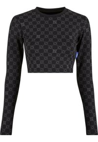 Fekete, hosszú ujjú crop top geometriai mintával, különböző fekete árnyalatokban, kerek nyakkivágással és egy kis kék logócímkével az oldalán.