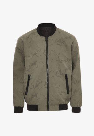 Olíva zöld bombázó kabát finom mintával, bordás mandzsettákkal és alsó szegéllyel, elöl cipzáras záródással és két cipzáras oldalsó zsebbel.