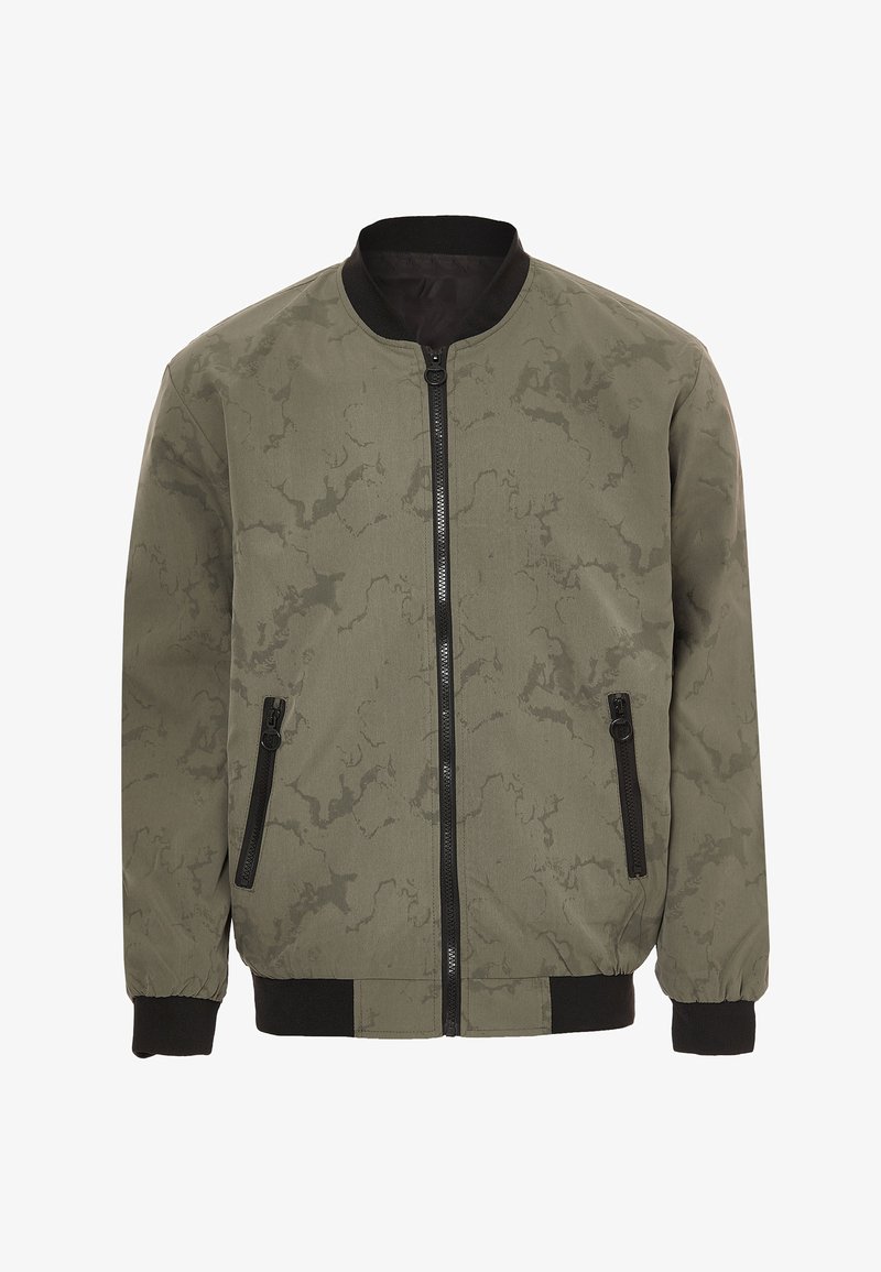 Olivengrøn bomberjakke med et subtilt mønster, ribbede manchetter og søm, frontlynlås og to lynlås-lommer på siden.