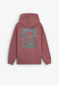 Sudadera con capucha en un color burdeos desgastado, con un diseño gráfico de calavera y huesos cruzados en gris y texto en la parte posterior. Material suave de mezcla de algodón.