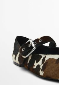 Massimo Dutti PRINTED FLATS WITH BUCKLE  - Ballerina's met enkelbandjes - brown