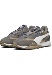 Graue und beige Sneaker mit einem Obermaterial aus Wildleder und Mesh, weißem Seitenpanel und einer strukturierten Gummisohle mit einem gesprenkelten Akzent.