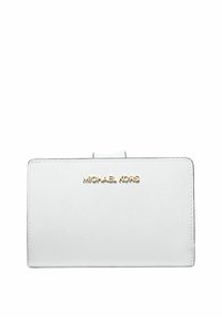 Witte leren portemonnee met een gestructureerde afwerking, voorzien van een gouden "Michael Kors" logo en een klep-sluiting. Strak rechthoekig ontwerp.