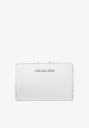 Witte leren portemonnee met een gestructureerde afwerking, voorzien van een gouden "Michael Kors" logo en een klep-sluiting. Strak rechthoekig ontwerp.