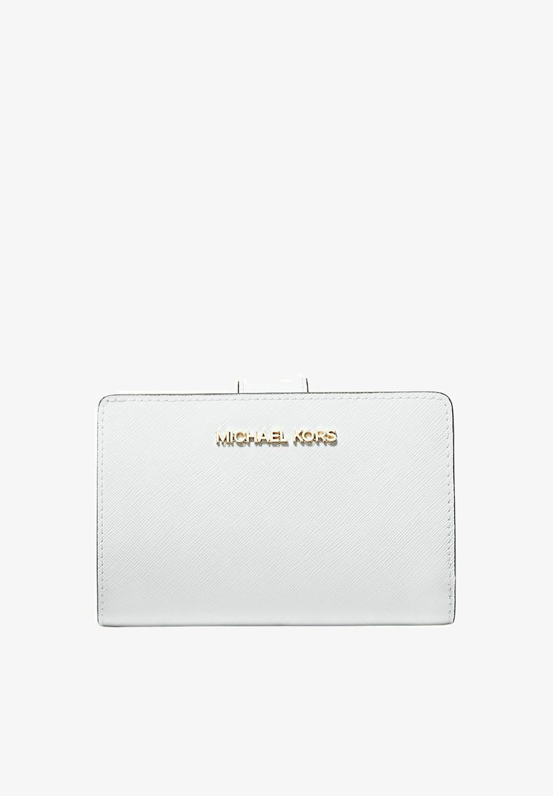 Portafoglio in pelle bianca con finitura texture, caratterizzato da un logo dorato "Michael Kors" e chiusura a patta. Design rettangolare elegante.