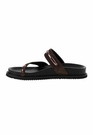 Zwarte slidessandaal met bruine suède bandjes en metalen accenten, voorzien van een teenlus en een geribbelde zool.