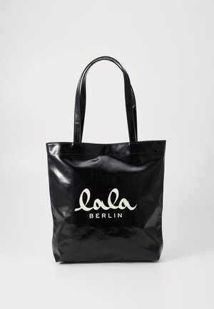 Saco tote preto feito de material brilhante com o texto "lala BERLIN" em branco. Possui duas alças longas e uma forma retangular.