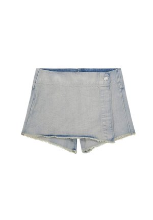 Lichtblauwe denim skort met rafelige randen, knoopsluiting aan de voorkant en overlappende wikkelstijl voorpaneel.