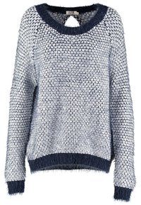 Ljusblå texturerad tröja med lös passform, med en mjuk marinblå krage och manschettdetaljer. Stickmönstret består av upphöjda prickar.