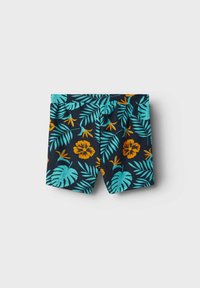 Bañador corto en azul oscuro con patrones tropicales de flores y hojas en turquesa y naranja. Cintura elástica sin cierres visibles.