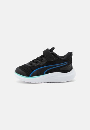 Czarno-niebieski dziecięcy sneaker z siateczkową cholewką, paskiem na rzep oraz grubą białą podeszwą z jasnoniebieskim akcentem.