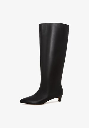 Stivale nero in pelle fino al ginocchio con punta appuntita e tacco basso a gattino, finitura liscia ed elegante.