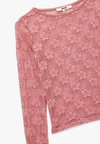 Helles Rosa, langärmliges Oberteil aus Spitze, mit floralem Muster mit kleinen Blumen und offener Webstruktur.