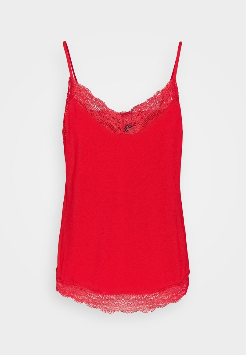 Camisole rouge sans manches avec bordure en dentelle au niveau de l'encolure et de l'ourlet sur un fond blanc uni.