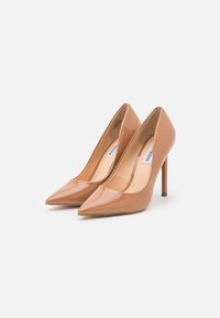 Décolleté in vernice color beige con punta appuntita e tacco a stiletto sottile, caratterizzati da una finitura liscia e lucida e un design minimalista.