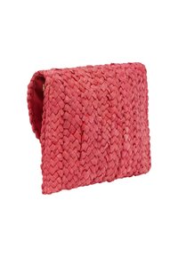 Flätad rosa kuvertväska med en slät yta och strukturerad design. Har en lockstängning och foder inuti för lätt åtkomst.